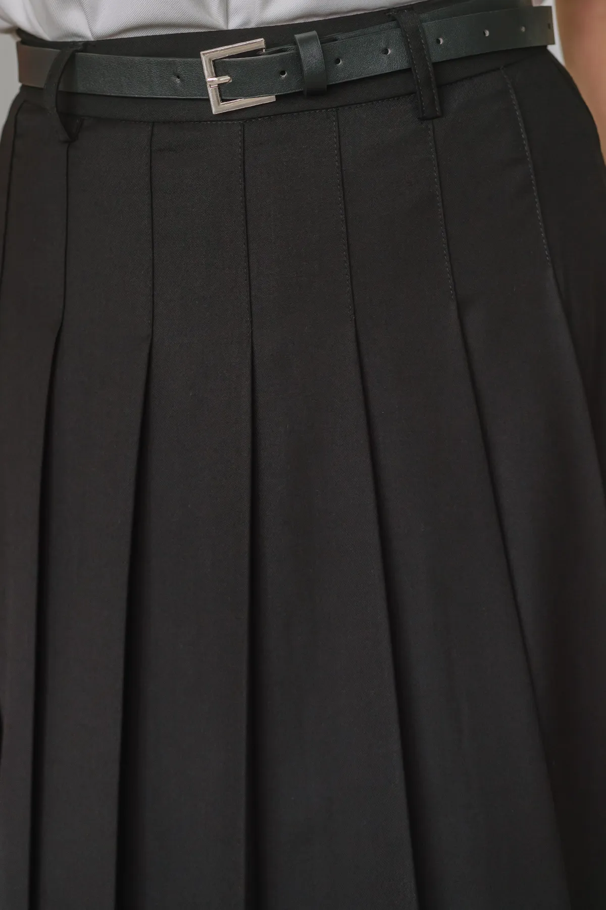 Lighthouse Pleat Skirt with Belt (Black)